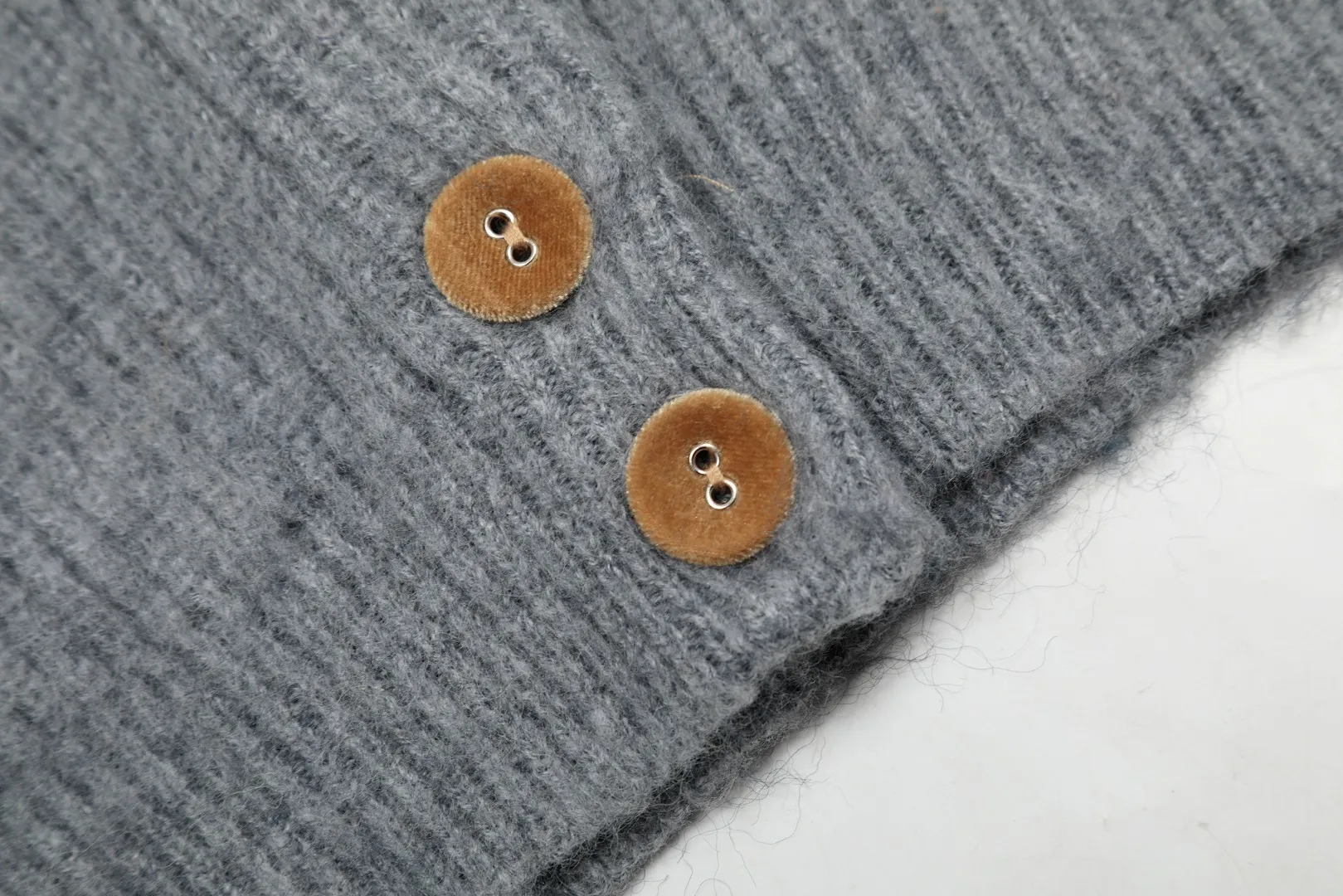 VIVI145# vivienne west wood 25 spring new three-color wool embroidered design cardigan Size: 1 yard (90-110 pounds) 2 yards (110-130 pounds) 3 yards (130-150 pounds) Color: gray yellow pink